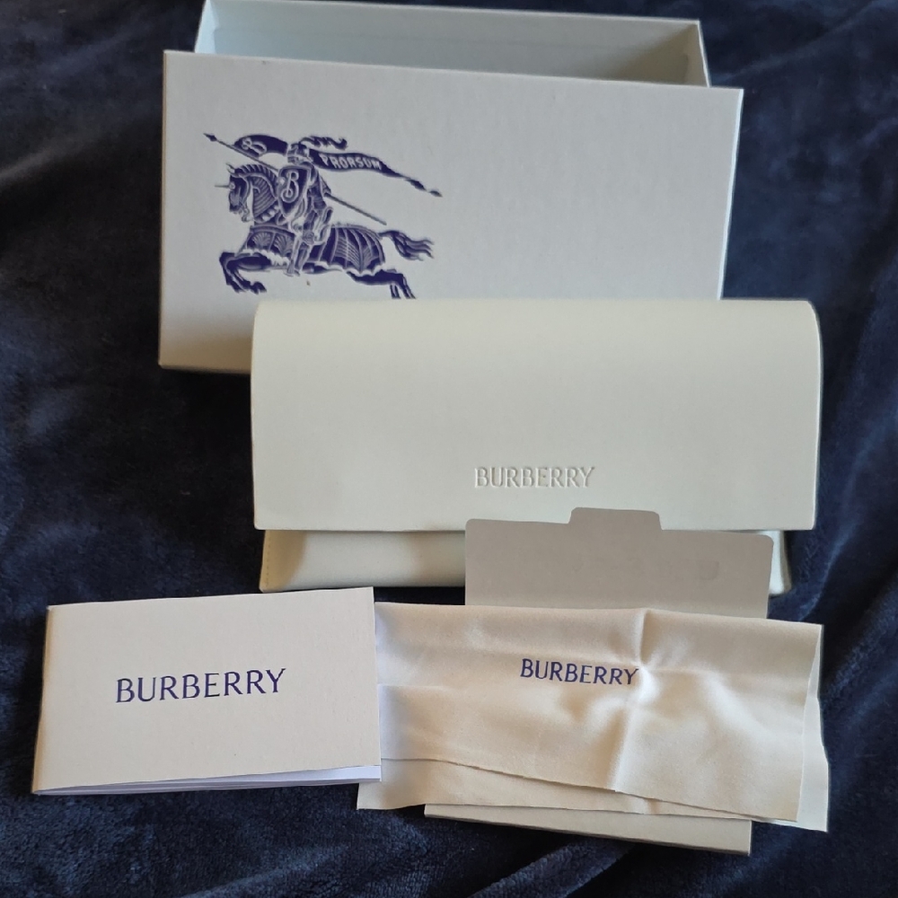 Burberry Ivory Sunglasses Case Set